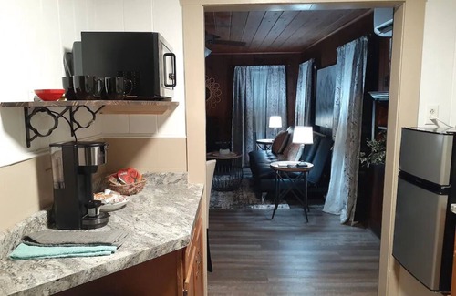 Mid America Cottage | Lakeside Large One Bedroom Cottage (#1) With Two Beds