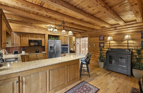 Sherrills Ford Cabin | Lakeside Lodge by AvantStay | Hot Tub + Dock