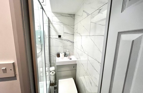 Thamesmead Apartment | Lakeside lodge, home of comfort
