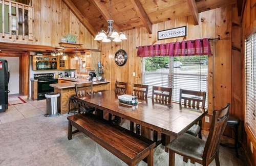 Flat Hollow Marina Cabin | Lakeside Lodge – Private Dock, Hot Tub, Fire Pit & 8 Kayaks