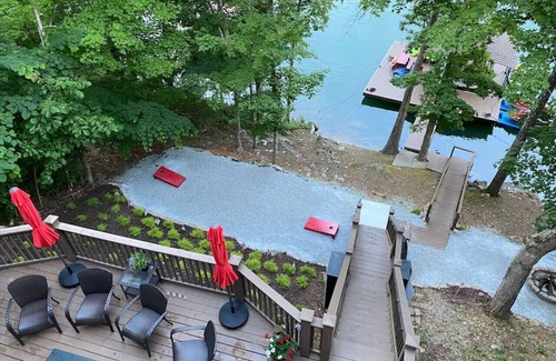 Flat Hollow Marina Cabin | Lakeside Lodge – Private Dock, Hot Tub, Fire Pit & 8 Kayaks