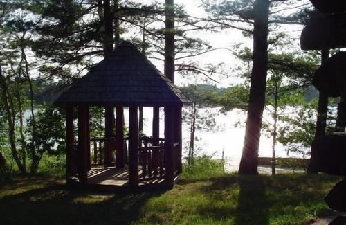 Gaylord Cabin | Lakeside Log Home, fireplace, snowmobile trails, parking, skiing, dog-friendlyn