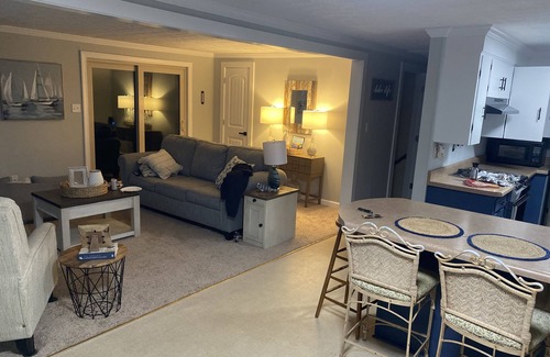 Moneta House | Lakeside lookout!The perfect place to vacation with the family to boat or relax!