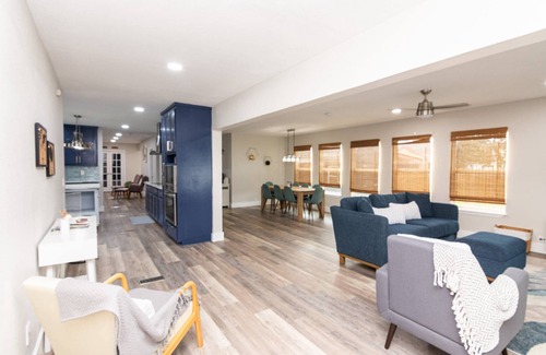 Granbury House | Lakeside Luxury Retreat on Lake Granbury! Pool, Hot Tub, Kayaks, and Game Room for Ultimate Fun!