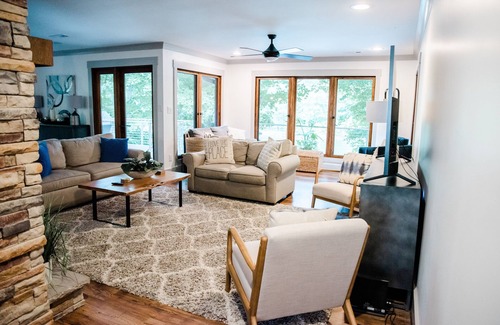 Caryville House | Lakeside Luxury: Spacious 6-Bdrm Lodge with Dock