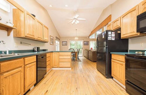 Oakland House | Lakeside Memories | Great Location + Private Dock