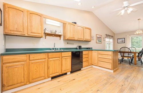 Oakland House | Lakeside Memories | Great Location + Private Dock
