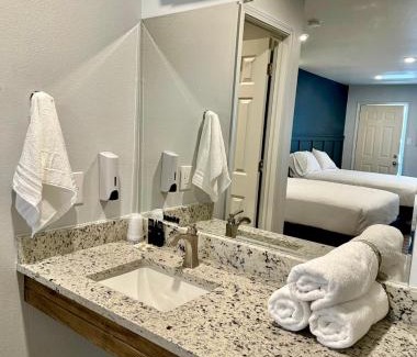Kingston Hotel | Lakeside Motel, Cabins and RV
