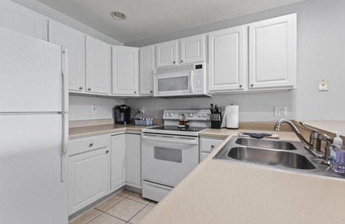 Camdenton Condo | Lakeside Paradise 2Bd w/Pool, Playground and More