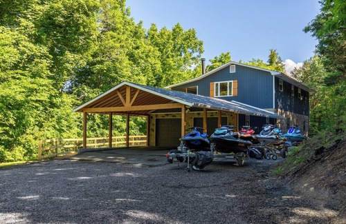 Dandridge House | Lakeside Paradise Escape/Jet Ski & Kayak Adventure