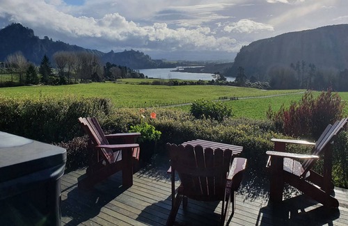 North Island House | Lakeside peaceful rural getaway