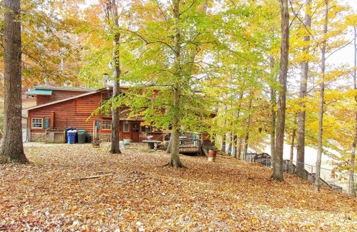 Dandridge Cabin | Lakeside Pet Friendly Cabin w/Hot tub Game Rm Fireplace Elec Vehicle Charger