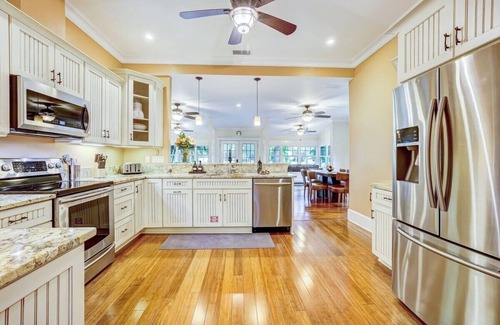 Lincolnville House | Lakeside Retreat |Private Pool| 8min walk Downtown