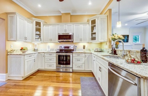 Lincolnville House | Lakeside Retreat |Private Pool| 8min walk Downtown