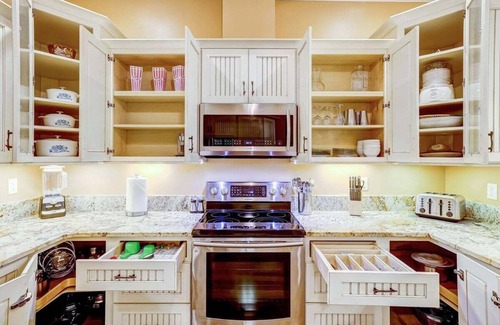 Lincolnville House | Lakeside Retreat |Private Pool| 8min walk Downtown