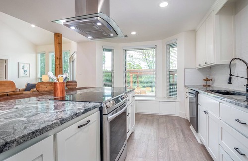 Denison House | Lakeside Retreat – 6BR, Huge Backyard, Private Sandy Beach Access!