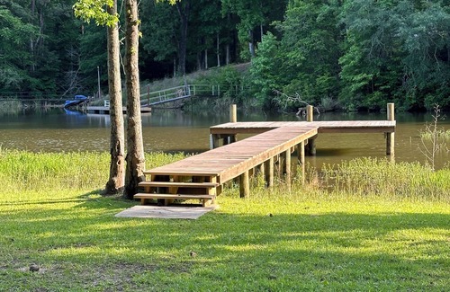 Abbeville House | Lakeside Retreat: Family Escape for Boating, Fishing, and Relaxation