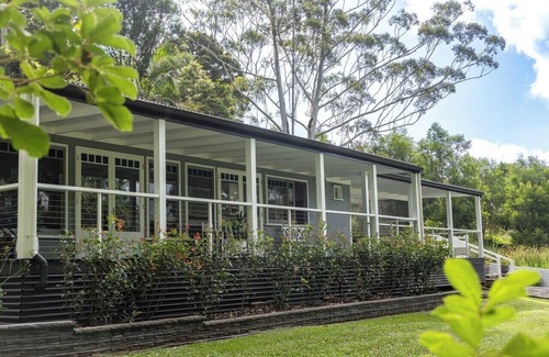 Booroobin House | Lakeside Retreat for 10 – Your Ultimate Getaway