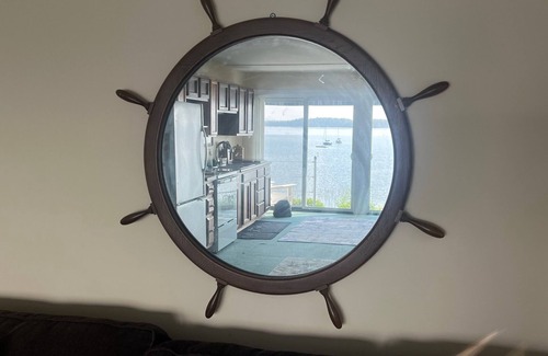 Charlotte Cottage | Lakeside retreat on Thompsons Point, private outdoor shower