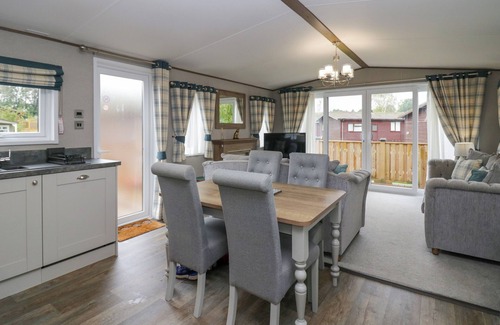 South Lakeland Leisure Village Cottage | LAKESIDE RETREAT, pet friendly, with pool in Carnforth