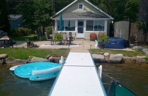 Lapeer Cottage | Lakeside Retreat with Massage Chair & Salu-Spa