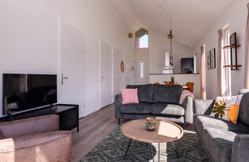 Tynaarlo Villa | Lakeside Retreat with Modern Comfort