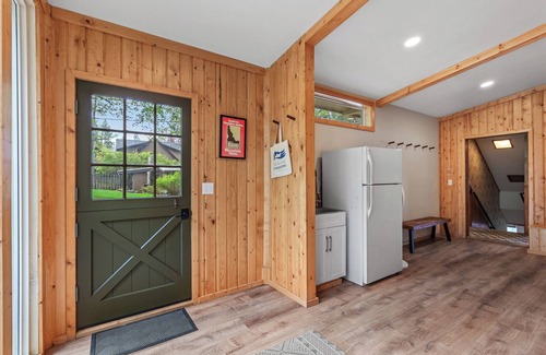 Harrison House | Lakeside Serenity | Retro Cabin | Great Dock | Private Suite