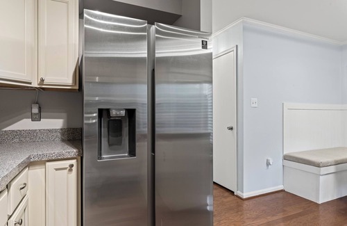 West Falls Church House | Lakeside Stay: Metro, INOVA, Dining &Shops Nearby