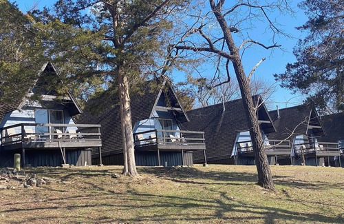 Indian Point Cabin | Lakeside Studio A-Frame Cabin | Calm Waters Resort | Boat Slips & Rentals | FREE Kayaks & Paddleboards | Guided Fishing & Lake Tours!
