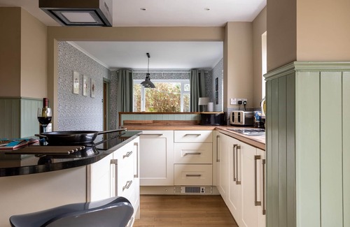 Rhosneigr House | Lakeside : Stylish 4‑Bed Family Villa in Rhosneigr | Managed by Anglesey Holiday Lettings