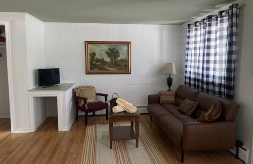 Ashland House | Lakeside Suite with full Kitchen