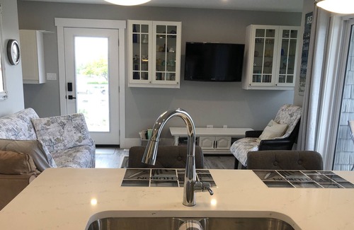 Kincardine House | Lakeside Terrace: 1br Kincardine Waterfront Suite