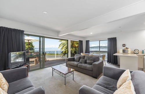 Taupo Cottage | Lakeside Terrace – Taupo Holiday Home