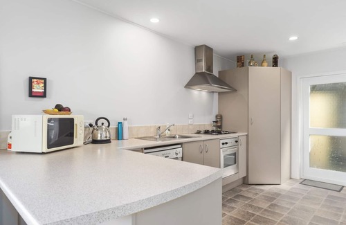 Taupo Cottage | Lakeside Terrace – Taupo Holiday Home