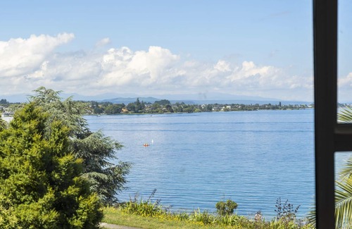 Taupo Cottage | Lakeside Terrace – Taupo Holiday Home