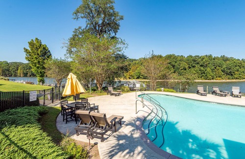 Santee Condo | Lakeside vacationing close to golf courses, restaurants and boat rental company!