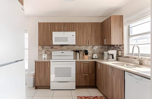 Indian Wells House | Lakeside View Pool Home, close to Disney, Malls