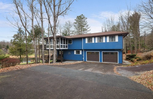 Lake Ariel Ski Chalet | Lakeside Villa – Lakefront Luxury in The Hideout/5BR, 3BA, Sleeps 13