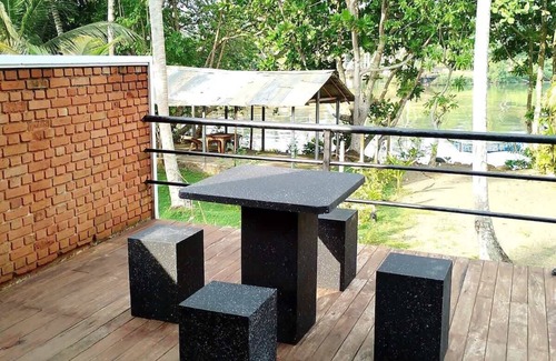 Kathaluwa Villa | Lakeside Villa with Pool near Beaches