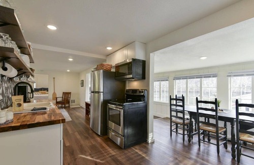 Rockaway Beach House | Laketown Cottages "Blue Anchor"