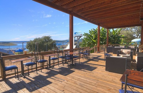 Volente Cabin | LakeTravis 1BR Bungalow #7: Free waterpark, walk to dining, marina, lake &beach