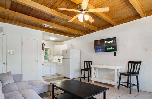 Volente Cabin | LakeTravis Bungalow7