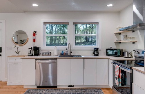 Dickson Cottage | Lakeview, 3-Bedroom Cottage, newly renovated