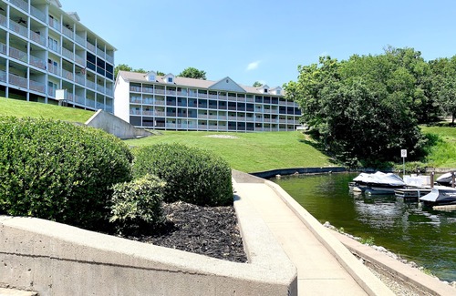 Kaiser Condo | Lakeview 4 bdrm/3bath/Conveniently located to most attractions/private boat slip
