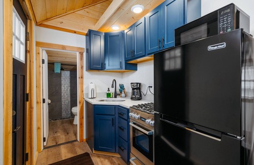 Mayfield Cottage | Lakeview-Arbutus-Hot Tub-10mi to TC-Fall Colors!