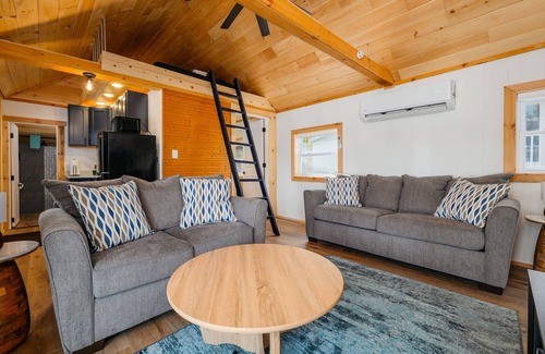 Mayfield Cottage | Lakeview-Arbutus-Hot Tub-10mi to TC-Fall Colors!