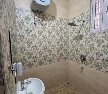 Tehri Apartment | Lakeview Bliss by the chamolis