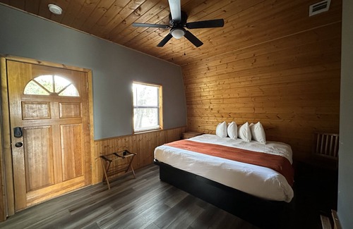 Canyon Lake Resort | Lakeview Cabin A