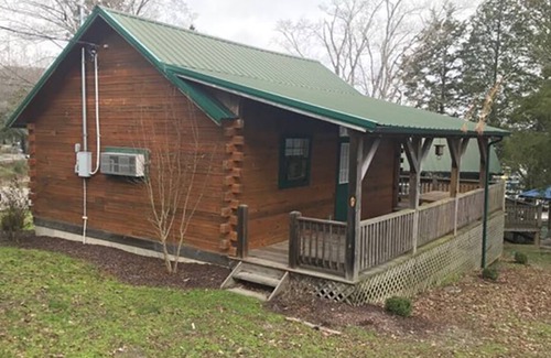Allons Cabin | Lakeview Cabin at Marina on Dale Hollow Lake near Standing Stone State Park