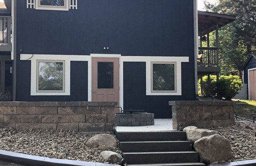 Crofton Cabin | Lakeview Cabin- minutes from beach!